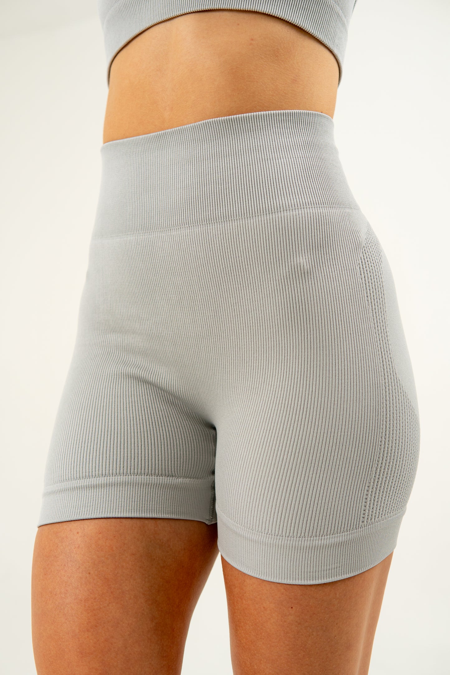 CONJUNTO SHORT PUSH UP + TOP SEAMLESS - GRIS CLARO