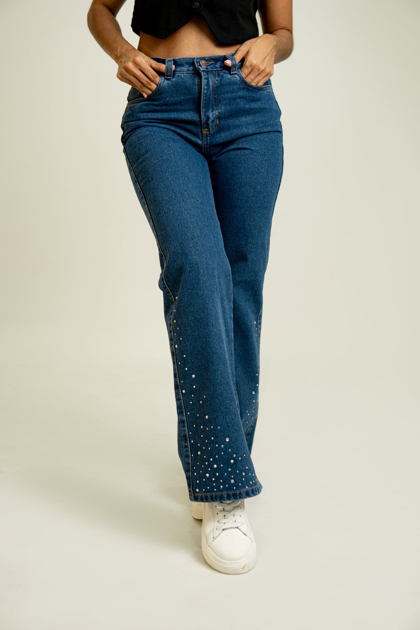 Ref 002A Jean Straight leg, rigido, tiro medio, tono azul, aplique piedras brillo, bota ancha