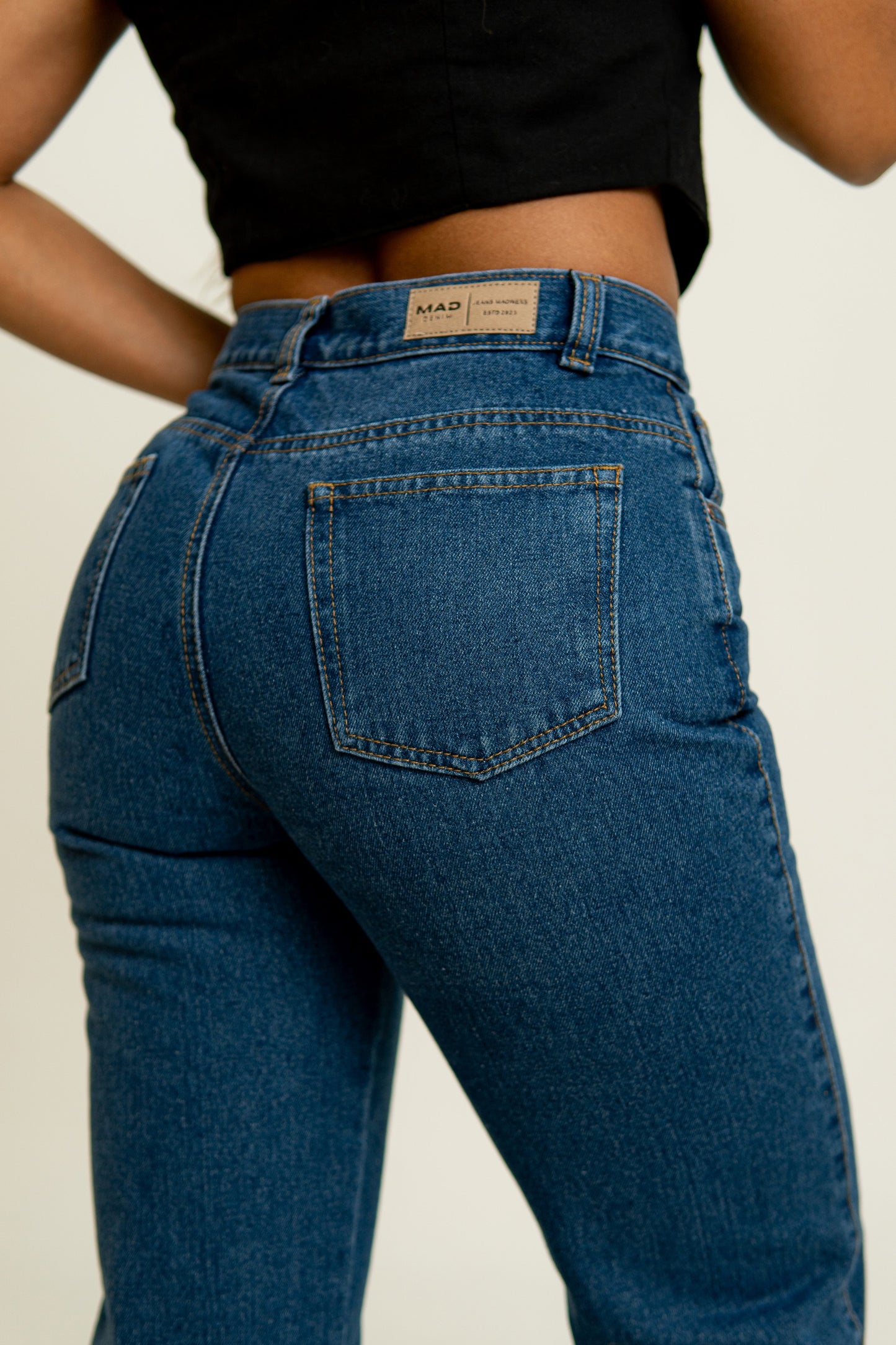 Ref 002A Jean Straight leg, rigido, tiro medio, tono azul, aplique piedras brillo, bota ancha