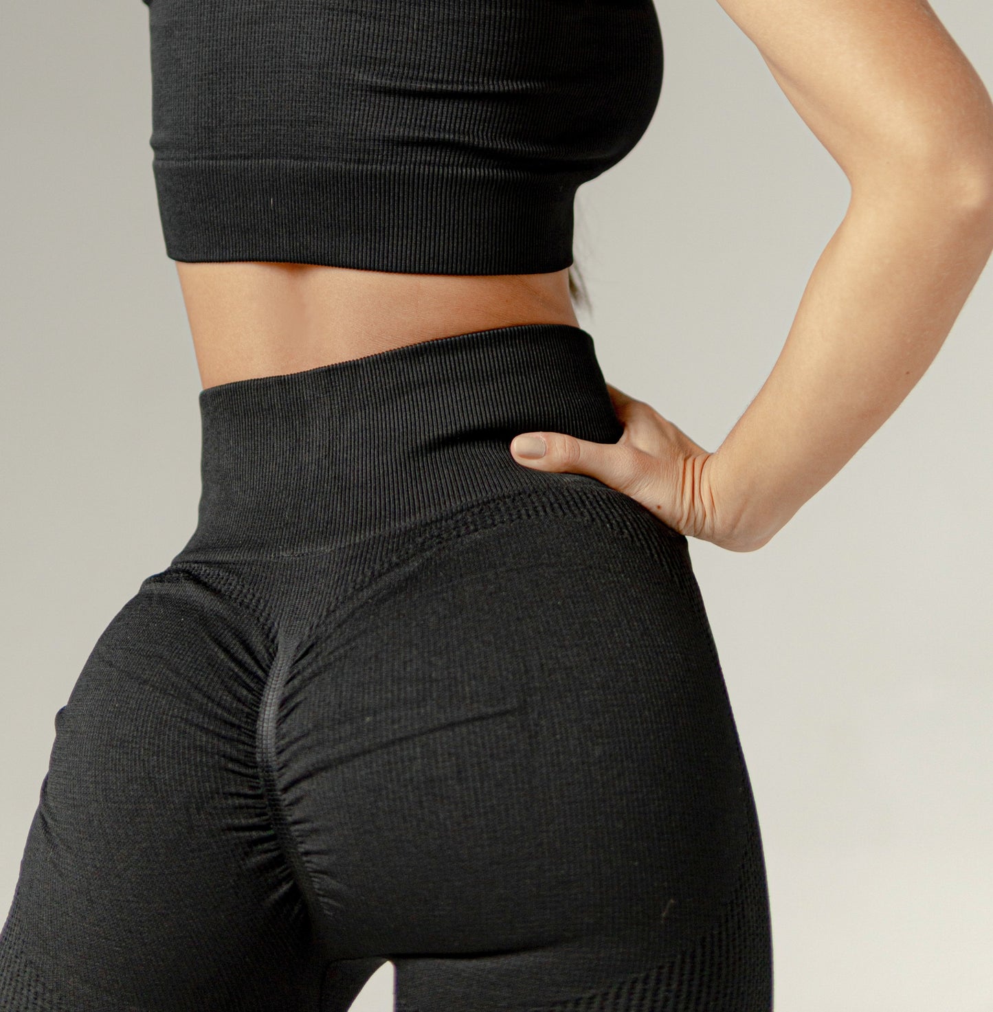 CONJUNTO SEAMLESS (TOP + LEGGINS PUSH UP) - NEGRO