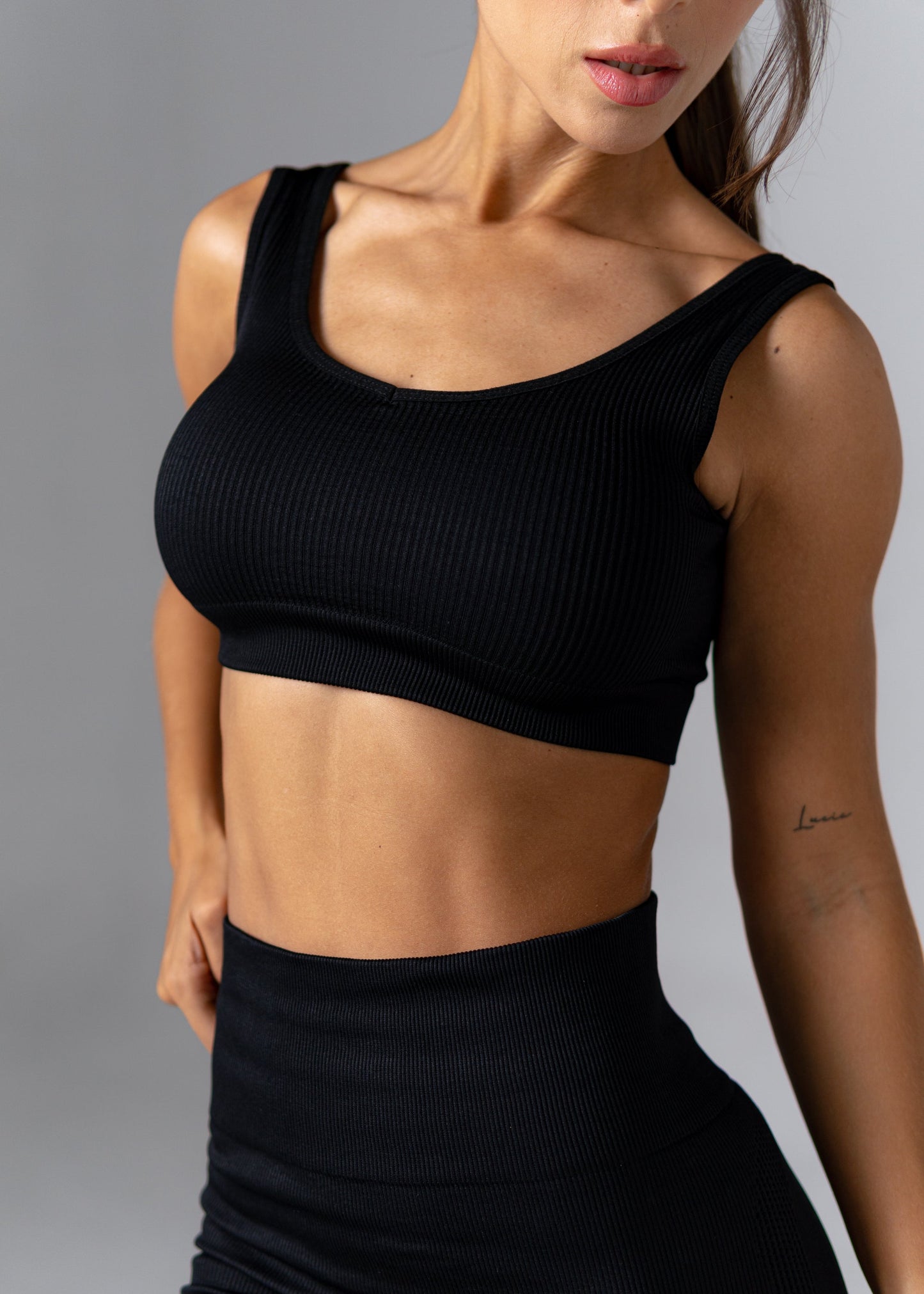 CONJUNTO 2 PIEZAS SEAMLESS (TOP + SHORT PUSH UP) - AURORA NEGRO