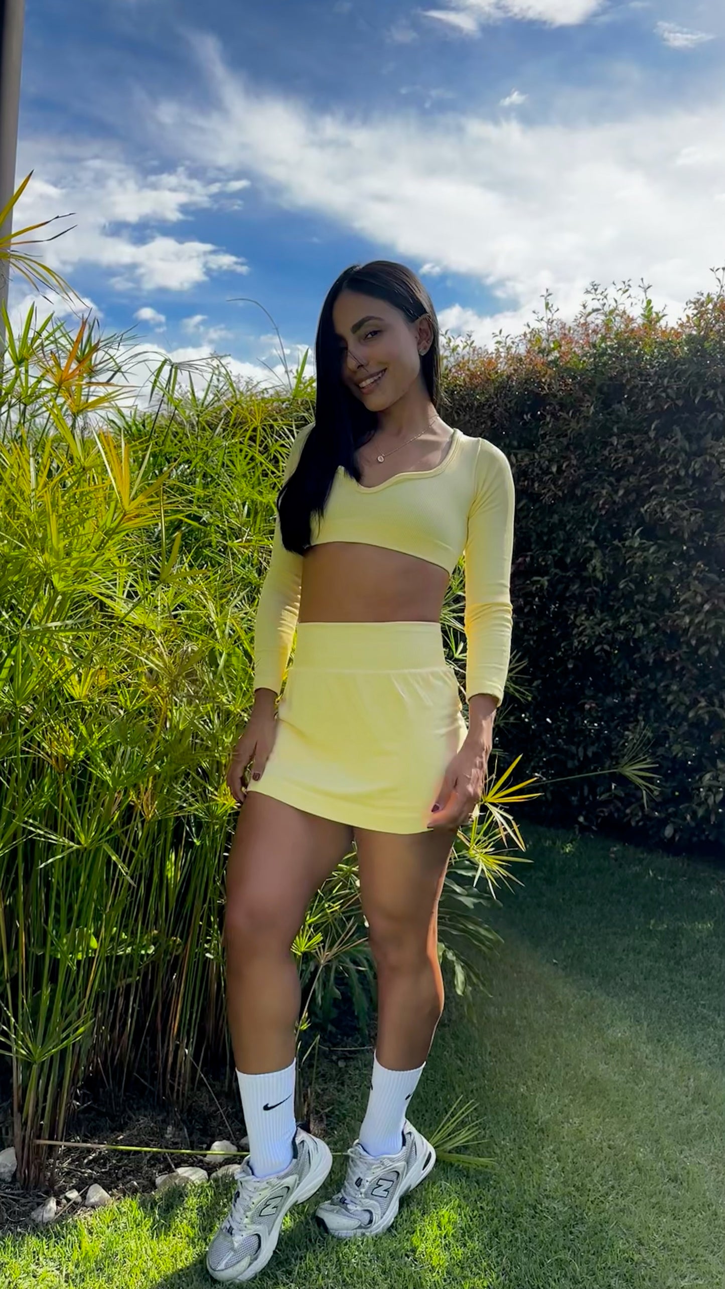 CONJUNTO TOP MANGA LARGA + FALDA SHORT AMARILLO