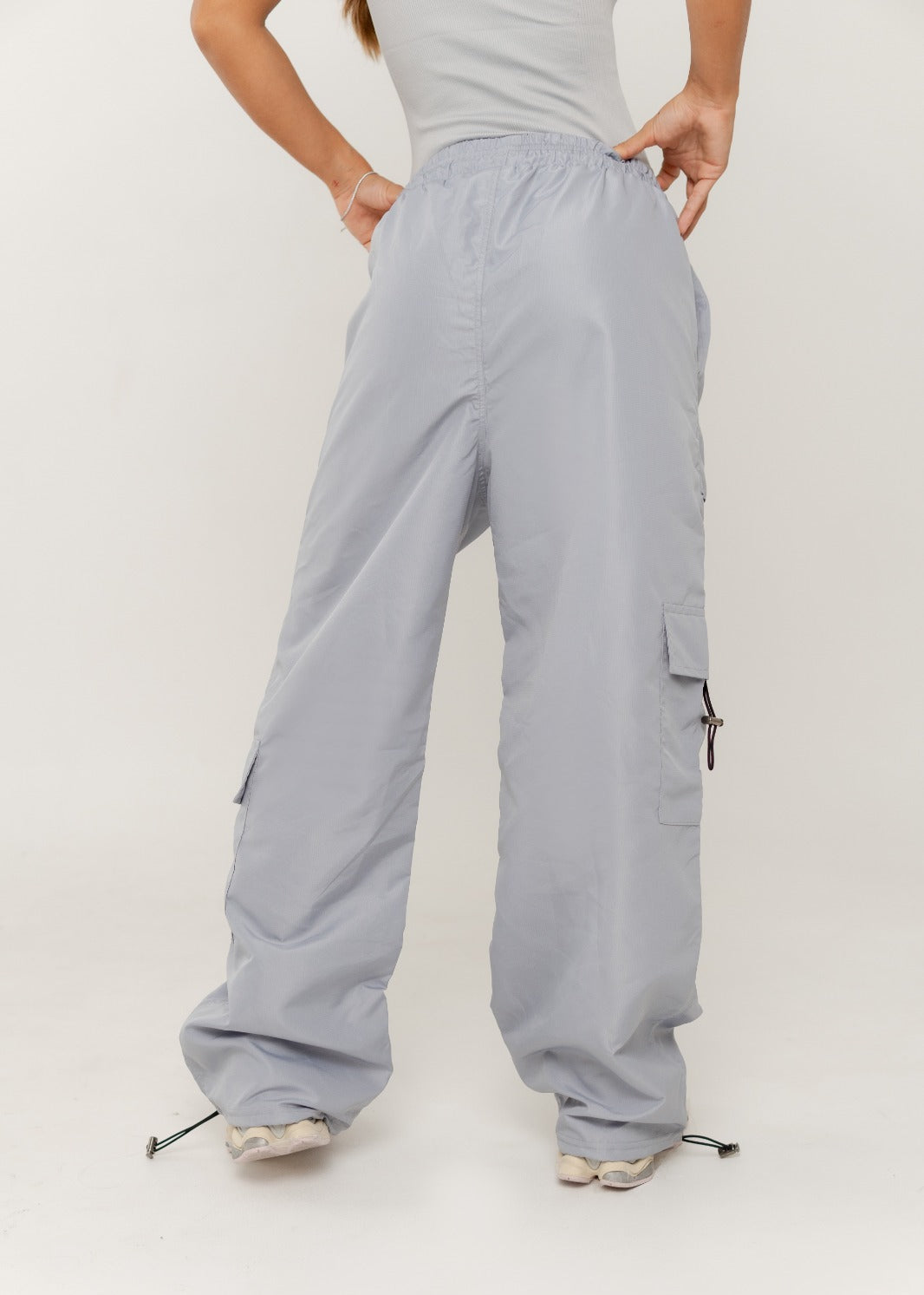 Jogger parachute tipo cargo - Gris Space