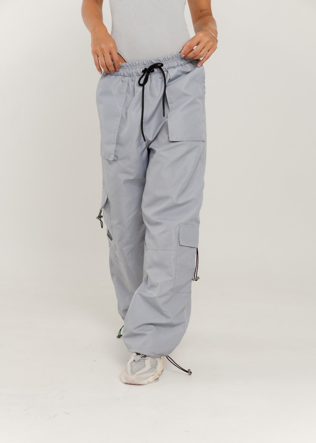 Jogger parachute tipo cargo - Gris Space
