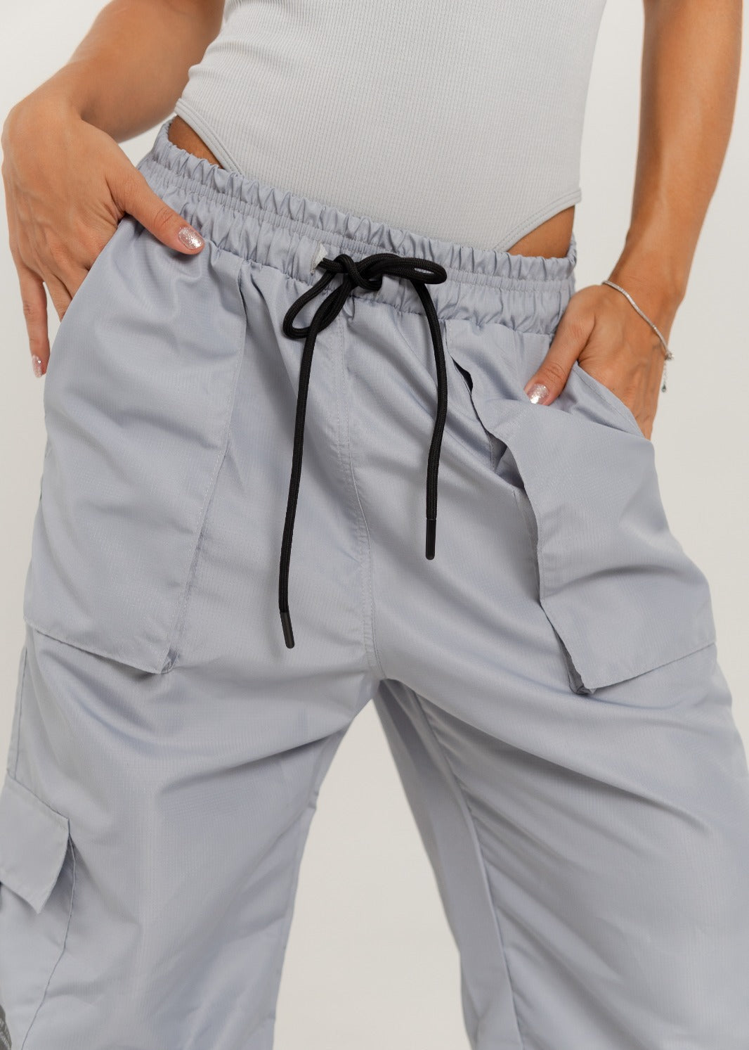 Jogger parachute tipo cargo - Gris Space