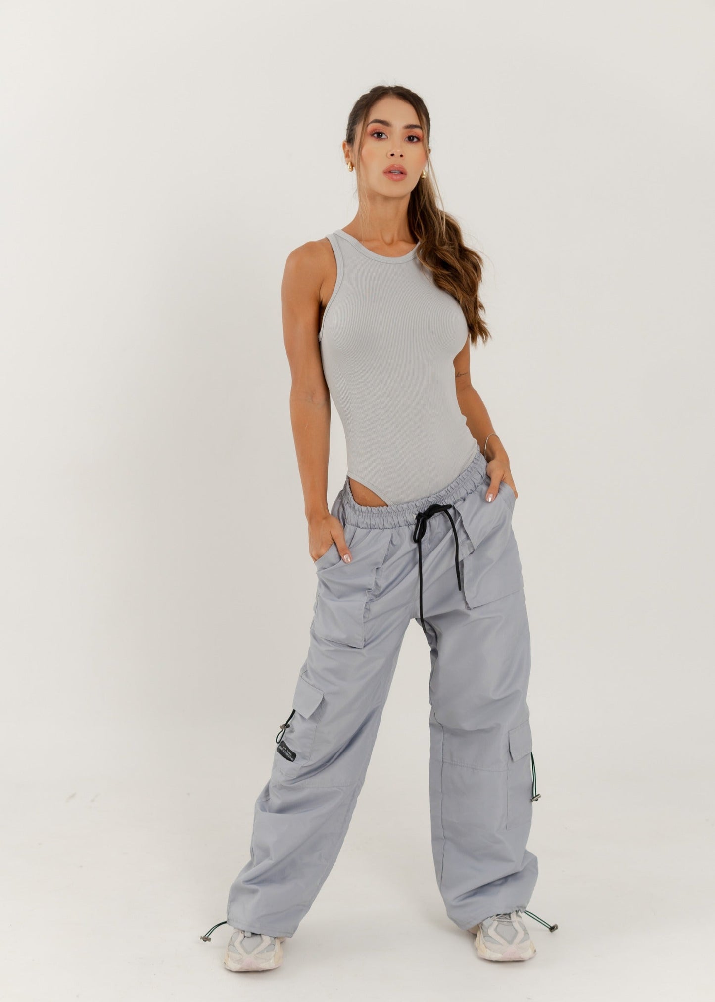 Jogger parachute tipo cargo - Gris Space