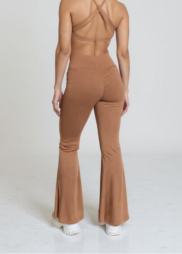 CONJUNTO SERENA TOP + LEGGINS PUSH UP BOTA ANCHA MOCCA