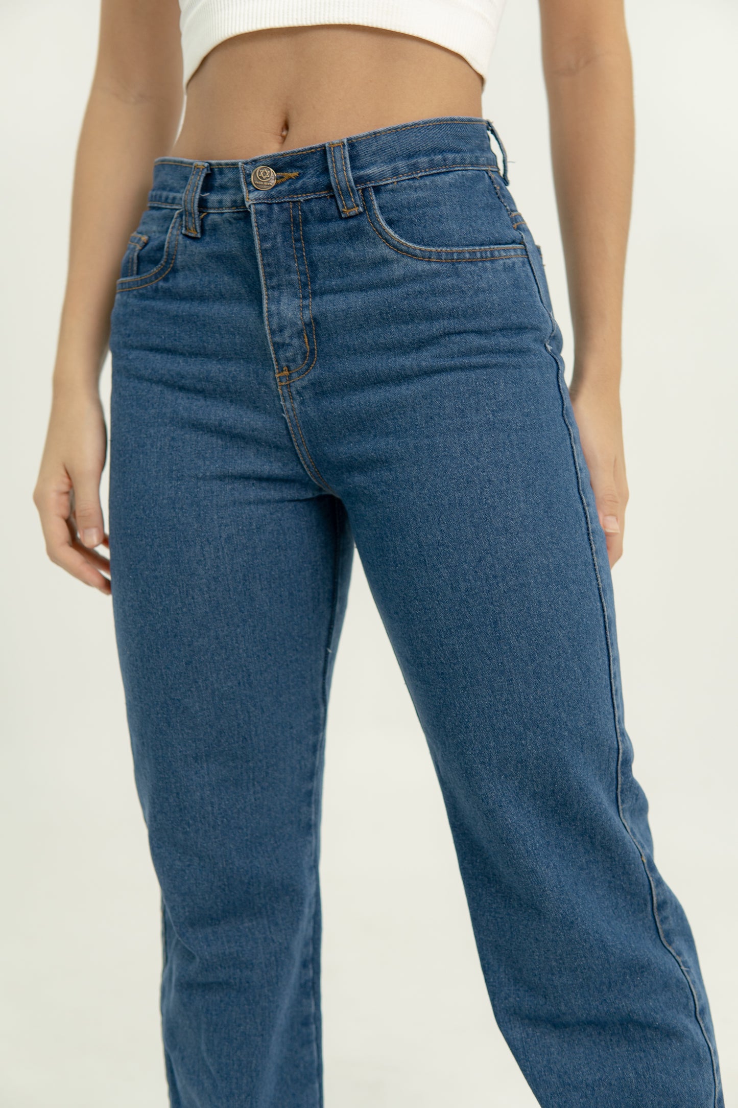 Ref 002 Jean Straight leg, rigido, tiro medio, tono azul