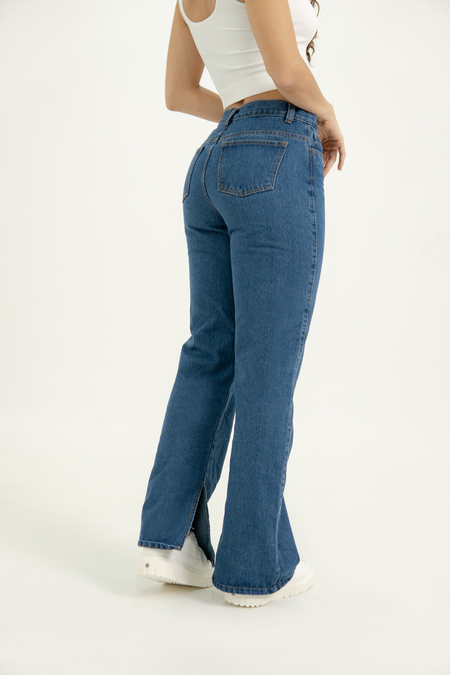 Ref 002 Jean Straight leg, rigido, tiro medio, tono azul