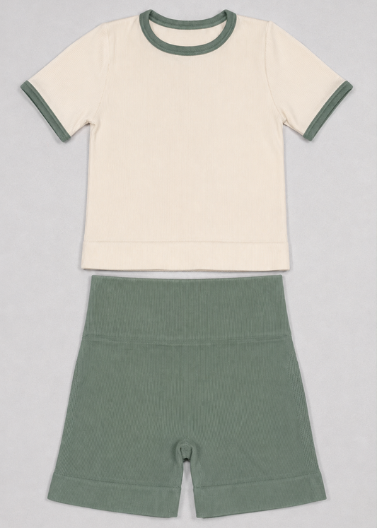CONJUNTO ARI BLUSA + SHORT SEAMLESS -VERDE OLIVA