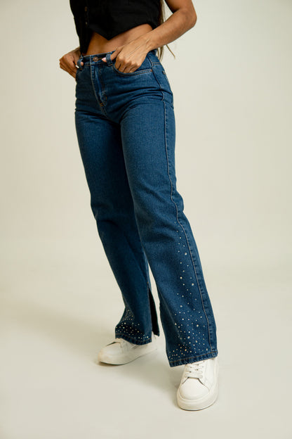 Ref 002A Jean Straight leg, rigido, tiro medio, tono azul, aplique piedras brillo, bota ancha